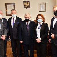 Władze Powiatu Miechowskiego oraz Wojew&oacute;dzki Inspektor Sanitarny żegnają starego i witają nowego Powiatowego Inspektora Sanitarnego w Miechowowie