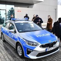Starostowie Jacek Kobyłka, Paweł Osikowski i przewodniczący Rady Powiatu Krzysztof Świerczek oglądają nowy radiow&oacute;z miechowskiej policji
