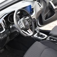 Wnętrze nowego radiowozu Kia Ceed zakupionego przy wsparciu samorząd&oacute;w dla KPP Miech&oacute;w