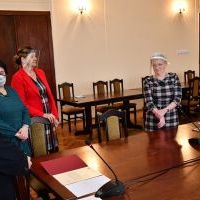 Starosta miechowski Jacek Kobyłka i kierownictwo Starostwa Powiatowego dziękuje Annie Frączkiewicz za jej długoletnią pracę