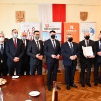 Podpisanie umowy na odcinek S7 Miech&oacute;w - Sczepanowice, od lewej stoją: radny Sejmiku Małopolskiego, Piotr Grządziel i Rafał Pawlik z Zarządu Powiatu Miechowskiego, W&oacute;jt Gminy Książ Wielki - Marek Szopa, burmistrz Miechowa - Dariusz Marczewski, Wicemarszał