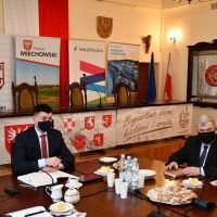 Wicemarszałek Małopolski Łukasz Sm&oacute;łka witany przez Jacka Kobyłkę, Starostę Powiatu Miechowskiego