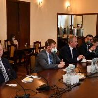 Przewodniczący Rady Powiatu Krzysztof Świerczek, radny Sejmiku Wojew&oacute;dzkiego Mirosław Dr&oacute;żdż i włodarze miasta i gmin Miechowszczyzny
