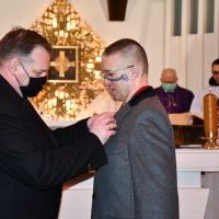 Minister Jan Józef Kasprzyk honoruje medalem Pro Bono Poloniae Jana Czecha - Kosińskiego