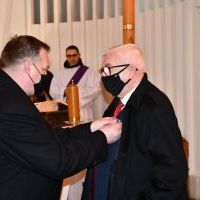 Minister Jan Józef Kasprzyk honoruje medalem Pro Bono Poloniae Stanisława Osmendę