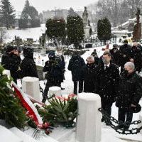 Włodarze Powiatu Miechowskiego oraz  Gminy i Miasta Miechów składają hołd pod odnowionym pomnikiem powstańców