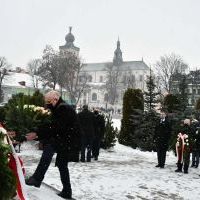 Wicewojewoda Małopolski Ryszard Pagacz składa kwiaty pod pomnikiem na Rynku w Miechowie