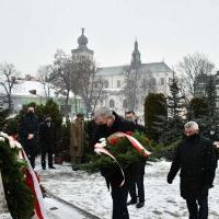 Starosta Powiatu Miechowskiego Jacek Kobyłka i władze miasta składają kwiaty pod pomnikiem na Rynku w Miechowie