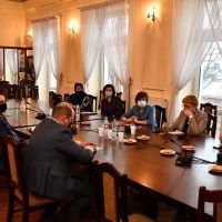 Uczestnicy inaugurującego spotkania w zakresie opracowania Strategii Rozwiązywania Problem&oacute;w Społecznych Powiatu Miechowskiego na lata 2021-2026