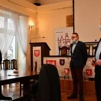 Starosta Jacek Kobyłka, kierownik PCPR Janusz Patyna i Ryszard Polaszek z firmy Richpex