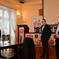 Starosta Jacek Kobyłka, kierownik PCPR Janusz Patyna i Ryszard Polaszek z firmy Richpex