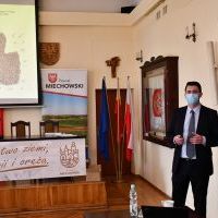 Łukasz Olszewski, przedstawiciel firmy zarządzającej PPK w miechowskim Starostwie