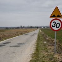 Oznakowanie dróg przed przełomami na drodze powiatowej w Bogdanowie w Gminie Kozłów