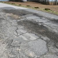 Pozimowe przełomy drogowe w Pstroszycach Pierwszych w Gminie Miech&oacute;w