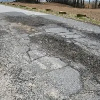 Pozimowe przełomy drogowe w Pstroszycach Pierwszych w Gminie Miech&oacute;w