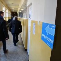 Starosta Miechowski Jacek Kobyłka i dyr. Szpitala Mirosław Dr&oacute;żdż w punkcie szczepień LO Miech&oacute;w