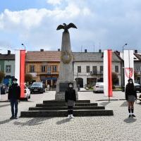230. rocznica uchwalenia Konstytucji 3 Maja - warta honorowa harcerzy Zespołu Szk&oacute;ł Nr 1 w Miechowie pod pomnikiem z Orłem