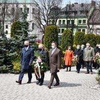 230. rocznica uchwalenia Konstytucji 3 Maja - delegacje samorząd&oacute;w, organizacji i służb składają kwiaty na miechowskim Rynku