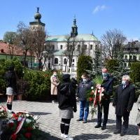230. rocznica uchwalenia Konstytucji 3 Maja - samorządowcy Gminy i Miasta Miech&oacute;w składają hołd pod Pomnikiem z Orłem