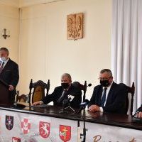 Przewodniczący Rady Powiatu Krzysztof Świerczek wita Ministra Andrzeja Adamczyka i włodarzy samorząd&oacute;w w miechowskim starostwie