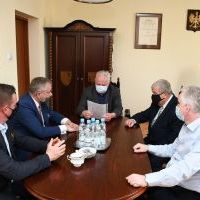Wiceminister Jacek Osuch otrzymał wniosek na rozbudowę sali gimnastycznej miechowskiego 