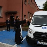 o. Anastazy poświęcił samoch&oacute;d Specjalnego Ośrodka Szkolno-Wychowawczego w Zagorzycach