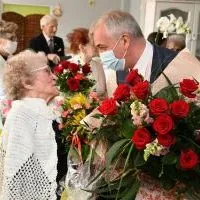Życzenia na 100-letnie urodziny Marianny Surma od W&oacute;jta Gminy Gołcza Lesława Blachy