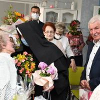 Życzenia na 100-letnie urodziny od kierownik Hospicjum s. Benedykty Magdaleny-Majzner