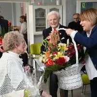 Życzenia na 100-letnie urodziny od kierownik i mieszkańc&oacute;w DPS Dom Kombatanta Małgorzaty Kobińskiej