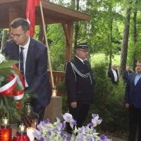 Burmistrz Gminy i Miasta Miech&oacute;w Dariusz Marczewski składa kwiaty na upamiętnienie 78. rocznicy Pacyfikacji Nasiechowic