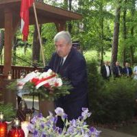 Starosta Miechowski Jacek Kobyłka składa kwiaty na upamiętnienie 78. rocznicy Pacyfikacji Nasiechowic