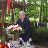 Starosta Miechowski Jacek Kobyłka składa kwiaty na upamiętnienie 78. rocznicy Pacyfikacji Nasiechowic