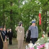Składanie honor&oacute;w przed pomnikiem upamiętniającym Pacyfikację Nasiechowic