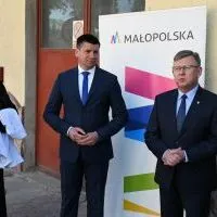 Marszałkowie Małopolski na otwarciu miechowskiej Agendy Zamiejscowej Urzędu Marszałkowskiego Wojew&oacute;dztwa Małopolskiego