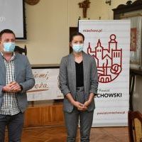 Wicestarosta Paweł Osikowski przedstawia inspektor ochrony danych osobowych - Katarzynę Gembalską