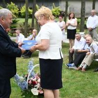 Kwiaty i list gratulacyjny Starosty Miechowskiego Jacka Kobyłki dla dyr. DPS w Miechowie Małgorzaty Wachackiej