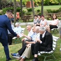 Jubileuszowe upominki dla mieszkańców DPS w Miechowie