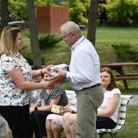 Jubileuszowe upominki dla pracowników DPS w Miechowie