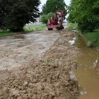 Służby Zarządu Dr&oacute;g Powiatowych w Miechowie usuwają namuliska po burzach i gradobiciach
