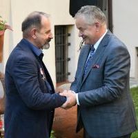 Przewodniczący Rady Powiatu Miechowskiego honoruje Marka Hołdę Złotą Odznaką Wojew&oacute;dztwa Małopolskiego