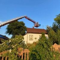 Strażacy z KP PSP Miechów zabezpieczają nieruchomość