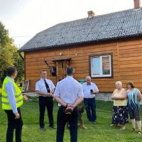 Przedstawiciele władz rządowych i powiatowych rozmawiają z poszkodowanymi