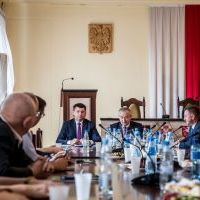 Wicemarszałek Łukasz Sm&oacute;łka na spotkaniu z samorządowcami Powiatu Miechowskiego
