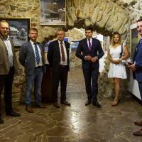 Wicemarszałek Łukasz Sm&oacute;łka z wizytą w BWA Galerii 