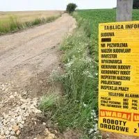 Roboty poscaleniowe na drodze do p&oacute;l w Chodowie