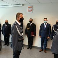 Komendant KPP Miech&oacute;w odbiera meldunek o gotowości do uroczystej zbi&oacute;rki z okazji Święta Policji