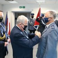 Starosta Jacek Kobyłka i komendant KP PSP Miech&oacute;w Michał Majda odznaczają komendanta KPP Miech&oacute;w mł. insp. Andrzeja Kota