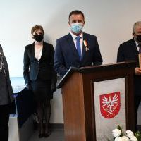 Wicestarosta Paweł Osikowski dziękuje za odznaczenie i składa życzenia policjantom KPP Miech&oacute;w