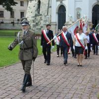 Obchody Święta Wojska Polskiego w Miechowie - wymarsz z Bazyliki Grobu Bożego