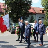 Obchody Święta Wojska Polskiego w Miechowie - samorządowcy w orszaku wok&oacute;ł Rynku